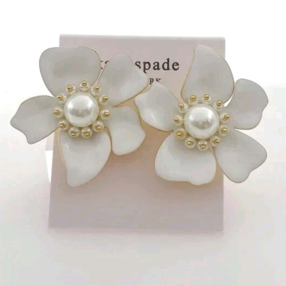 🤍🔹️Kate Spade 🔹️Elegant White Floral Pearl Earrings - Picture 7 of 7
